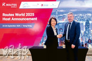 香港國際機場獲選為「Routes World 2025」主辦單位，機管局首席營運總監張李佳蕙（左）指是次機會得來不易。旁為Routes項目總監Steven Small。（鍾林枝攝）