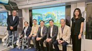 地建會執委會主席梁志堅（左二）與多名會員到訪深圳比亞迪總部，並試坐「雲巴」。