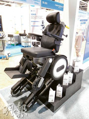 途齡科技於貿發局主辦的醫療展中展示Lipbet Power，突破之處是可以切換使用履帶和車輪模式，既可以上落樓梯，又不犧牲在平地的續航力。（薛偉傑攝）