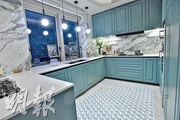 廚房以鼠尾草綠色櫥櫃，配合拼砌大理石地面，突出歐式風格。