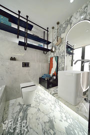 浴室採用雲石元素提升整體格調，配合屋苑豪宅定位。（黃志東攝）