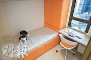 One Wood Road其中一個示範單位房間放置鮮橙色單人牀及衣櫃，加上白色的小型書桌，適合作小朋友房間。（鄧家烜攝）