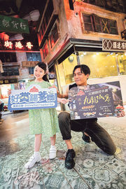 「香港街市」近期將逸東街市佈置成「九龍城寨主題街市」，並邀「城寨四少」之一嘅「四仔」張文傑（右）同「魚蛋妹」王尹菁（左）親臨打卡。