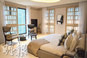 睡房設計以木系家具作主調，略帶禪味，洋溢和式風格。