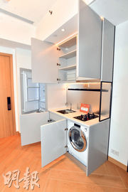 開放式廚房設嵌入式雪櫃及洗衣乾衣機等，屬交樓標準。