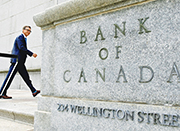 圖為加拿大央行行長Tiff Macklem在加國央行大樓前留影。加拿大央行昨晚宣布減息四分之一厘，是該央行4年來首次減息，也是首個啟動減息周期的七國集團（G7）央行。（資料圖片）