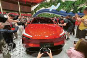 圖為蔚來於上海展出旗下品牌「樂道」L60車款。蔚來首席執行官李斌指出，5月份訂單需求已超越集團產能，形容為幸福的煩惱。（路透社）