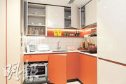 開放式廚房設曲尺形工作枱面，提供電磁爐及蒸烤焗爐等家電。