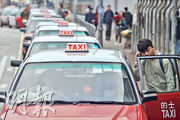 圖為市民在的士站上車。本報發現城市汽車集團與快狗打車創辦人合組本地私人公司，相信共同入標申請經營本港車隊。（資料圖片）