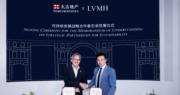 LVMH路威酩軒集團⼤中華區總裁吳越（右）與太古地產零售業務董事韓置(左)，於上海中國國際進⼝博覽會（CIIE）上簽署協定，確認雙⽅建⽴戰略合作夥伴關係促進可持續發展。