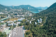 海盈山位處港島南岸發展項目的東南面，可享南區山景、深水灣及壽臣山一帶景致。