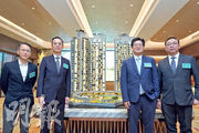 嘉里發展董事及香港區總經理湯耀宗（左二）表示，整體市面氣氛轉好，加上近期訪港旅客上升，經濟活動頻繁，料樓市將現小陽春。（廖凱霖攝）