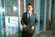 東涌新填海區第106B區住宅地昨日截標，信置再度入標競投，有別於2023年流標前，伙招商局置地入標，是次以獨資形式入標參戰；圖為信置代表。（楊柏賢攝）