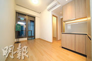 發展商亦提供第1A座18樓H室交樓標準示範單位，亦以高樓底作賣點。