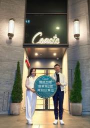 宏安地產執行董事程德韻（左）表示，Coasto今日接受收票，累計收逾300票，超購逾9倍，因應市況需求，以原價加推價單第2號共30伙。