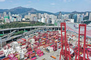 香港1月出口增速顯著放緩，按年增0.1％，但仍勝於市場預期的2.9％跌幅。圖為香港葵涌貨櫃碼頭。（法新社）