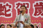 胡鉅華與全場共同高喊：「黃大仙， 黃大仙，民生最優先！ 」
