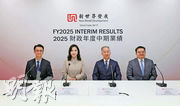 新世界發展執行董事兼行政總裁黃少媚（左二）昨日首次主持業績發布會，她表示，深感責任重大，亦明白到內地及香港樓市面對不少挑戰，但是她有信心克服困難。集團未來的重點工作在於減債及做好現金流。右一為新世界執行董事劉富強、右二為新世界執行董事薛南海、左一為新世界中國運營總裁陳耀豪。