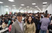 左為恒基物業代理董事及營業（二）部總經理韓家輝，右為恒基物業代理營業(二)部副總經理李菲茹