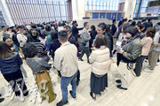宏安地產昨日推售全新樓盤鴨脷洲Coasto，項目挾現樓優勢，昨日吸引不少買家到售樓處揀樓，現場人頭湧湧。（李紹昌攝）