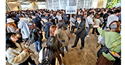 雙盤齊發的恒地，繼日前開售長沙灣Belgravia Place II後，昨接力推售九龍城南首181伙，買家人數眾多，排隊等候人龍曾排至國際金融中心商場內，人頭湧湧，場面熱鬧。（李紹昌攝）