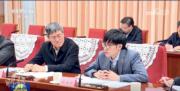 DeepSek創辦人梁文鋒（前排右）