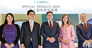 國泰旗下廉航香港快運去年盈轉虧，國泰行政總裁林紹波（左二）表示長遠仍看好快運的發展前景，因其去年基本營運數據反映競爭力持續增強。左起為國泰財務總裁沈碧嘉、林紹波、主席賀以禮、顧客及商務總裁劉凱詩、以及營運及航空服務總裁麥皓雲。（李紹昌攝）