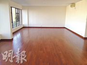 今次鄧紫棋購入的利安閣單位，間隔方正，裝修簡潔，據代理指出，上手業主已把兩層單位改裝成自製複式戶。
