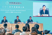 建行手續費及佣金淨收入按年跌9%，為工中建農四大內銀中跌幅最大。建行財務會計部總經理劉方根（左）表示，該行去年跌幅與同業保持一致，今年將續加強負債成本的管控，實現非利息收入的穩定。（楊柏賢攝）