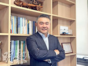 恒隆地產行政總裁盧韋柏表示，北上消費趨勢短期內難逆轉，香港應轉向以文化及特色體驗取勝，但這需要時間，因「我們由一個只談錢的地方，現在要談文化」。