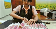 離岸人民幣昨日急挫780點子，最低見7.4291，是2010年7月引入離岸人民幣匯價以來的新低，在岸價亦跌至7.3505的17年新低。（路透社）