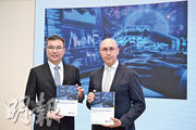 金融學院行政總裁兼香港貨幣及金融研究中心執行董事馮殷諾（左）表示，本港金融服務行業在生成式人工智能應用上尚算初期，目前市場上缺乏相關人才，未來需加強招聘及培訓。旁為香港貨幣及金融研究中心主管衛頌飴。（鍾林枝攝）
