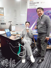 博醫（深圳）醫療科技總經理王博宇（右）稱，公司從俄羅斯的大學引入技術，推出高海拔模擬預適應系統，希望與旅遊業者合作。（薛偉傑攝）