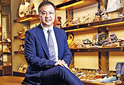 新翼鞋業董事總經理梁日昌表示，美國徵稅只有多無少，即使調低過後也會再調高，所有廠家對美國市場已不再抱有希望。