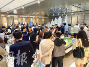 西貢西沙大型新盤SIERRA SEA昨日起收票，市場消息指出，單日錄得逾2000個購樓意向登記，以首批158伙計，超額認購近12倍；圖為不少準買家及地產代理前往設於九龍站環球貿易廣場內項目售樓處。