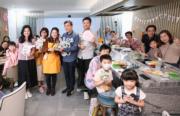 會德豐地產副主席兼常務董事黃光耀（左五）、會德豐地產助理董事兼總經理(商務)余麗珠（左三）、會德豐地產總經理(項目設計及市務)潘鴻文（左六）、會德豐地產市務經理岑菲菲（左二）