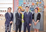 星展香港與恒基地產上周簽訂50億元可持續發展掛鈎貸款及社會責任貸款，圖為雙方代表在南昌社區客廳合照，左起為恒地主席辦公室顧問及可持續發展主管于正人、恒地執行董事及首席財務總監馮孝忠、星展香港董事總經理兼企業及機構銀行總監陳智勇及星展香港企業及機構銀行可持續金融執行董事麥礎允。