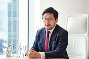 瑞士寶盛中國研究策略師及香港區研究部主管鄧啟志預測，本港未來一年半繼續跟隨美國減息，加上經濟下行周期亦已接近完結，估計住宅樓價今年可能再跌2%至3%便見底，對地產股屬正面。（賴俊傑攝）