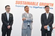 香港寬頻：正與中移動及TPG洽商 惟各方未達成一致意見。香港寬頻執行副主席及集團行政總裁楊主光（中）；集團總裁及營運總裁葉成輝（右）及財務總裁余頌廷（左）。（盧曼盈攝）