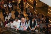 新地西沙SIERRA SEA今日開售，大批買家一早到達售樓處，排隊人龍延伸至商場另一層，場面熱鬧。（廖凱霖攝）