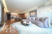 第5座5樓A室連裝修現樓示範單位，以「Serene Retreat」作室內佈置主題。