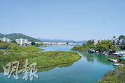 項目前臨蠔涌河的河口位置，露台享有紅樹林景觀，遠眺匡湖居、白沙灣遊艇會及連綿山景，景觀層次豐富。