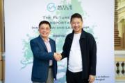 天寶集團聯同正大集團拓泰國兩輪電動車換電樁網絡。左起：洪光椅、謝展。