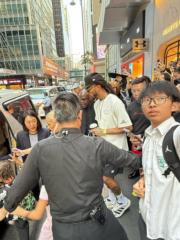 D-Rose離開周大福店舖時被Fans包圍。