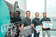 Mox行政總裁胡博思（中）表示，現時客戶使用該行產品數量平均多於3個，在全球數字銀行屬高水平，反映客戶不只單純開戶而且使用更多服務，未來或進一步視該行為其主要往來銀行之一。（馮凱鍵攝）