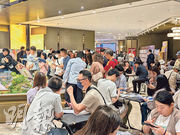 西貢西沙SIERRA SEA明日次輪發價單賣288伙，消息稱過去5日共收逾4.2萬個購樓意向登記，超額約145倍，成本港歷來新盤收票王；圖為昨日九龍站環球貿易廣場的售樓處，參觀情况熱鬧 。