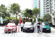 會德豐牽頭發展的啟德跑道區現樓MIAMI QUAY，與意大利汽車品牌Alfa Romeo及Abarth舉辦獨家試駕活動；會德豐地產副主席兼常務董事黃光耀（左二）稱，希望參加者感受項目愈趨完善的交通配套。