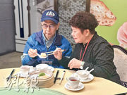 美心首輪推出的軟餐產品包括「點心拼盤」，關炯豪（左）於去年12月中風入院，醫院的糊餐外觀欠佳，影響食慾，及後關先生病情好轉及改為進食軟餐後食慾大增，提升康復信心。旁為太太羅慧妍。（黃汶汶攝）