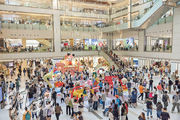 新地沙田新城市廣場斥700萬元推廣五一長假商場活動，首次聯乘POP MART人氣角色DIMOO ，以crossover Disney人物造型打造七大經典打卡位節日佈置，吸引旅客來港體驗氣氛。