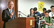 金管局總裁余偉文（左一）表示，本港今年3月底總存款額及港元存款額，分別按季升3.5%及5.1%，兩者存款上升的趨勢於4月持續，反映資金流入本港資本市場，再加上短港元的交易盤減少等多個因素，均令近期港元多次觸發強方兌換保證。（鍾林枝攝）